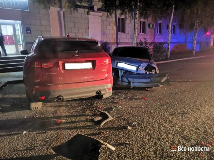 В центре Нижнего Тагила пьяный водитель разбил две легковушки и сбежал с места ДТП (фото)