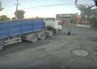 Появилось видео ДТП, в котором грузовик насмерть сбил пешехода