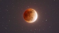 Сегодня в Нижнем Тагиле можно будет наблюдать багровую Луну в момент полного затмения (видео)