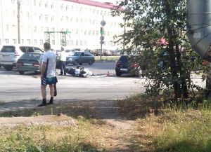 Тагильчанин на мотоцикле врезался в два автомобиля на Вагонке (фото)