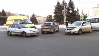 У администрации Нижнего Тагила столкнулись три автомобиля (фото)