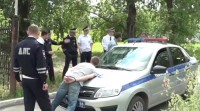Из рук выпал сверток фольги: сотрудники ДПС задержали трех тагильчан возле ГДДЮТ (видео)
