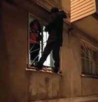 В Нижнем Тагиле 6-летняя девочка застряла в оконной решётке, оставшись ночью одна в квартире (видео)