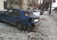 В центре Нижнего Тагила пьяный водитель повредил на парковке три иномарки и ограждение (фото)