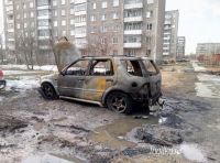 Во дворе на Лебяжке сгорел Mercedes, еще три машины повреждены огнем (фото)
