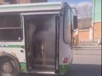 Автобус по дороге на кладбище загорелся в Нижнем Тагиле (фото, видео)