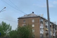В Нижнем Тагиле двое молодых людей сидели на крыше пятиэтажки, пили и смотрели на пруд (видео)