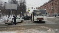 В центре города пассажирский автобус столкнулся с иномаркой, которая решила проскочить на «красный» (фото)