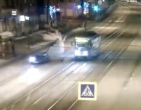Взлетел на несколько метров: появилось видео, как насмерть сбили пешехода, выходившего из трамвая в Нижнем Тагиле
