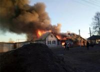 Две легковушки и дом сгорели в селе Николо-Павловское (фото)