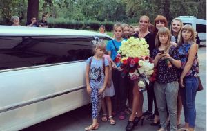 Анастасия Волочкова прокатилась по Нижнему Тагилу на лимузине, сделала селфи в Park Inn и прошлась по барам (фото, видео)