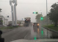 «Безопасные и качественные дороги» в Нижнем Тагиле укладывают в ливень (фото)