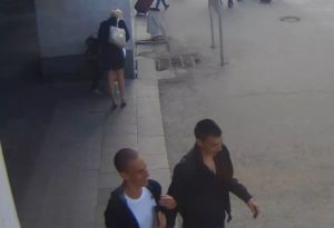 В Екатеринбурге и Нижнем Тагиле ищут парней, которые украли из кассы на вокзале 4 тысячи рублей (видео)