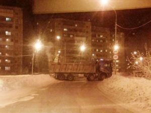 В центре Нижнего Тагила грузовик развернуло поперек дороги заблокировав проезд (видео)
