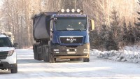 Многотонные фуры разрушают дорогу в поселке Евстюниха, объезжая пункт весового контроля на Серовской трассе (видео)