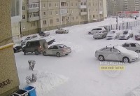 В Нижнем Тагиле водитель УАЗа «подвинул» зажавшую его на парковке иномарку: видео