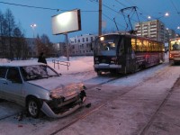 На Вагонке трамвай въехал в ВАЗ-2114 с девушкой за рулем (фото)