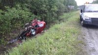 На Серовском тракте Mitsubishi Lancer улетел в кювет и перевернулся, один человек погиб (фото)