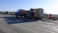 В столкновении двух грузовиков на Серовской трассе погиб человек (фото)