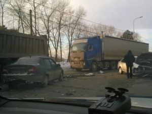 Лобовое столкновение двух автомобилей произошло на Восточном шоссе (фото)
