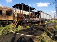 В Нижнем Тагиле сгорели два железнодорожных вагона. Для тушения задействовали пожарный поезд (фото)