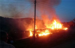 Жилой дом и баня сгорели в Черноисточинске (видео)