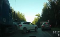 На Серовском тракте грузовик въехал в легковушку, которая столкнула стоящую на обочине машину в кювет (видео)
