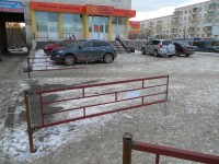 Бизнес по-тагильски: предприниматели обустроили парковку с воротами прямо на тротуаре (фото)