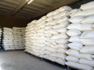 В Нижнем Тагиле грузчики и водители украли со склада 15 тонн сахара