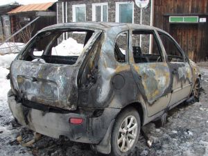 Владелец сгоревшей Lada Kalina считает, что оставленную у дома машину могли поджечь (фото)