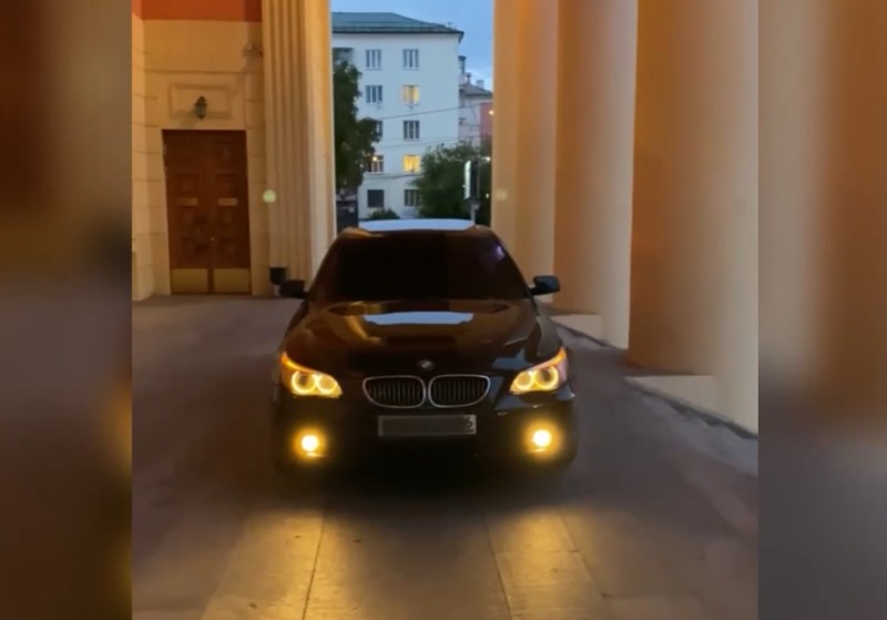 Тагильчанин на BMW заехал на крыльцо драмтеатра ради красивых кадров (видео)
