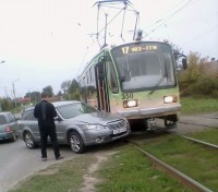 Решил не пропускать: на Гальянке трамвай въехал в Subaru (фото)