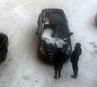 В центре Нижнего Тагила на автомобиль, в котором находился ребенок, упала глыба льда