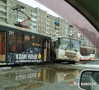В Нижнем Тагиле маршрутный автобус с пассажирами не пропустил трамвай (фото)
