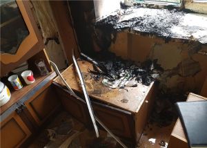 Из-за включённой электроплитки вспыхнула квартира на Вагонке (фото)