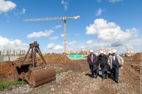 Пинаев проинспектировал ход строительства школы в микрорайоне Муринские пруды (фото)