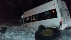 Рейсовый автобус из Нижнего Тагила столкнулся с грейдером. Семь человек ранено (фото)