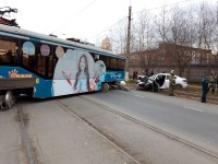 Пострадавшие в аварии с трамваем на Индустриальной ищут свидетелей ДТП (фото)