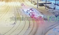 На мосту на Тагилстрой «паровозиком» столкнулось несколько машин: видео момента ДТП