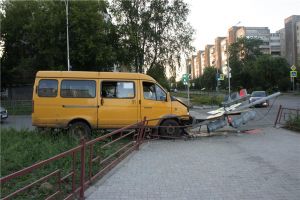 Три пассажира пострадали в ДТП с маршруткой и светофором в Нижнем Тагиле (фото)
