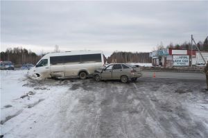 Автобус Mercedes с детьми попал в аварию под Нижним Тагилом (фото)