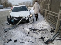 Закрутило и выбросило на ограждение: женщина попала в ДТП на мосту на Циолковского в Нижнем Тагиле (фото)