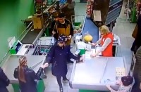 Тагильчанка забыла кошелек с документами на кассе в супермаркете, его тут же забрали (видео)