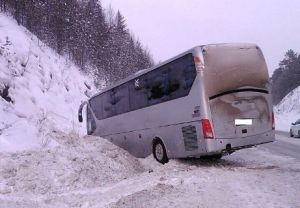 На Серовской трассе попал в аварию автобус с детской хоккейной командой