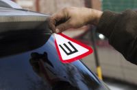 В Свердловской области за отсутствие знака «шипы» водителей начнут штрафовать только с декабря