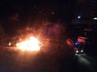 Несколько автомобилей сгорели у отдела полиции в Нижнем Тагиле минувшей ночью (фото)