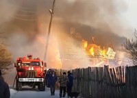 В Черноисточинске полыхал дом. Пожарные тушили его 4 часа (видео)