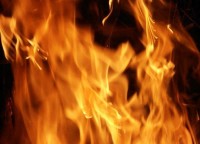 Огромный пожар уничтожил два дома в Черноисточинске