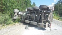 На Серовском тракте столкнулись цементовозы, один из них раздавил припаркованную рядом Nexia (фото)