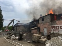 У сгоревшего бывшего мебельного цеха в Нижнем Тагиле не оказалось хозяев, только агрессивные мигранты, мешавшие пожарным работать